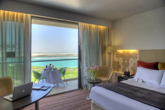غرفة قياسية بسريرين منفصلين بإطلالة على البحر للمدخنين، Crowne Plaza Abu Dhabi Yas Island 1/5