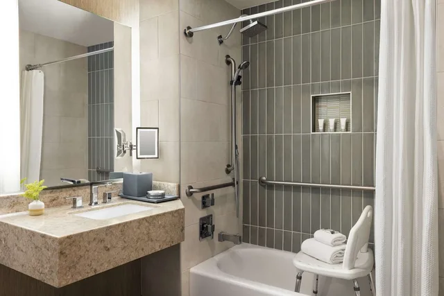 جناح ديلوكس بسرير كينج لذوي الإعاقة، The Woodlands Resort, Curio Collection by Hilton 4/4