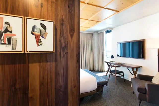 غرفة بريميوم بسرير كينج بإطلالة على الجبل، Limelight Hotel Denver 4/5