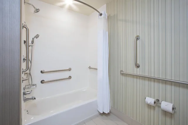 غرفة بسريرين كوين بحوض استحمام لذوي الإعاقة، Courtyard By Marriott St. Joseph-Benton Harbor 2/2