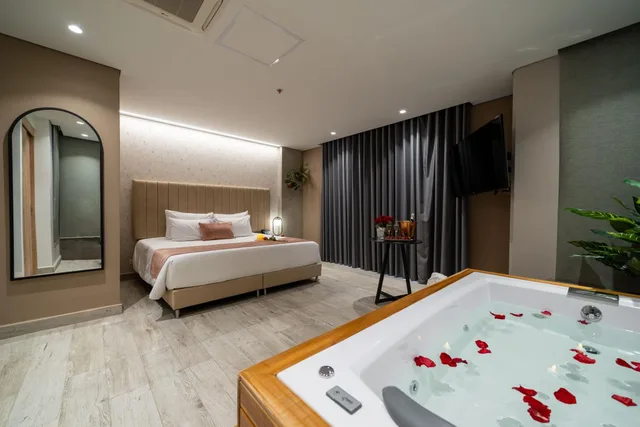 Suite, King Bed, Hot Tub, Eutopiq Hotel 9/10