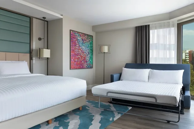 غرفة عائلية ركنية بسرير كينج بإطلالة جزئية على البحر مع أريكة، Izmir Marriott 2/2
