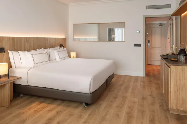 غرفة سوبيريور بإطلالة على المسبح، Melia Madrid Barajas 2/9