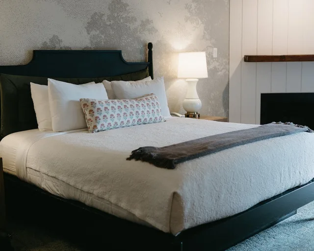 غرفة ديلوكس بسرير كينج بشرفة بإطلالة جزئية على البحر، Fireside Inn On Moonstone Beach 1/3