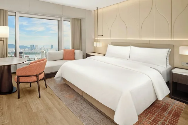 غرفة بسرير كينج مع دخول صالة النادي، The Westin Seoul Parnas 3/8
