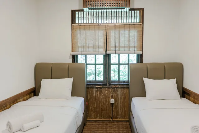 Twin Bedroom Sharing House، Menjangan Ecolodge 1/3