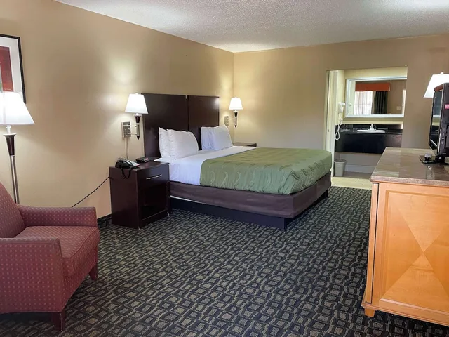غرفة قياسية بسرير كينج للمدخنين، Studio6 Suites North Richland Hills, TX 3/6