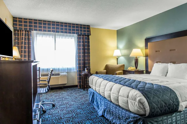 غرفة بسرير كينج لذوي الإعاقة، Regency Inn and Suites New London – Mystic 1/3