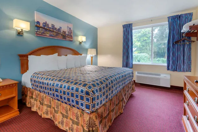 Suite, King Bed, Accessible, Rodeway Inn & Suites New Paltz - Hudson Valley 2/3