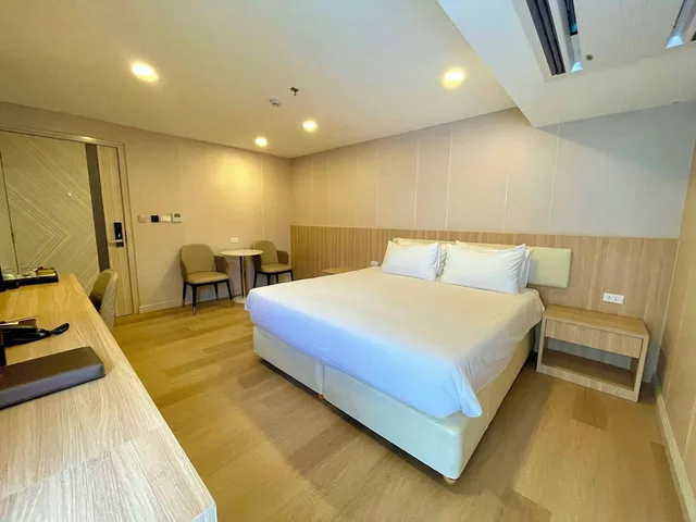 Superior, King Bed, Partial Sea View, Golden Jomtien Beach Hotel 2/5
