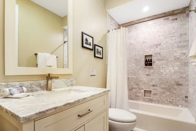 Adjoining, Apartment, 1 Queen and 2 King Beds, 3 Beds, 2 Sofa، Factors Row by Sextant 6/9