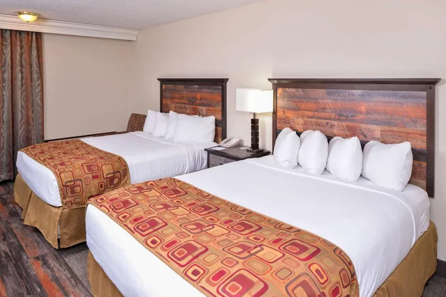 غرفة بسريرين كوين بإطلالة على المسبح، Best Western Kelly Inn 2/6
