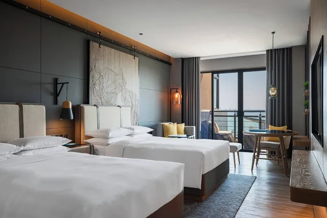 غرفة بسريرين مزدوجين بإطلالة على البحر، Renaissance Xiamen Hotel 1/10