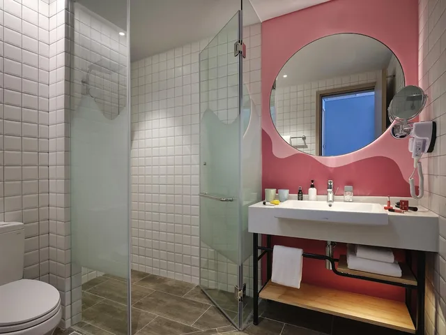 غرفة بريميوم بسريرين منفصلين بإطلالة على البحر بشرفة، ibis Styles Vung Tau 5/5