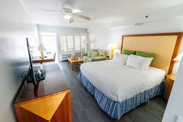 Room, King Bed, Water View, Balcony، Pirates Cove Resort and Marina 1/2