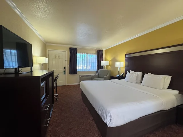 غرفة بسرير كينج لذوي الإعاقة، Quality Inn Ukiah, CA 1/10