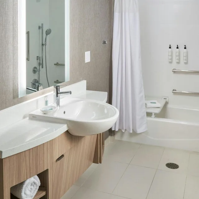 جناح بسريرين كوين مع سرير سحّاب إضافي مع أريكة لذوي الإعاقة، SpringHill Suites by Marriott Winter Park 6/7