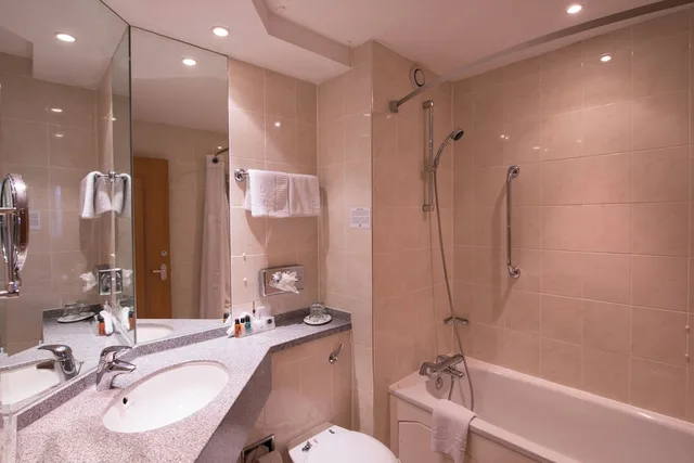 غرفة قياسية بسرير كوين مع أريكة، Holiday Inn Leamington Spa - Warwick, an IHG Hotel 6/8