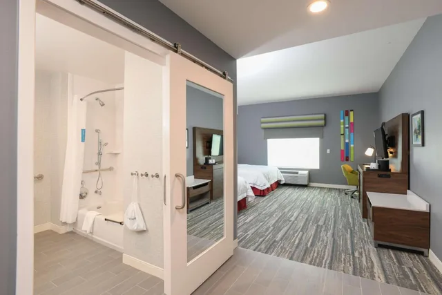 Room, 2 Queen Beds, Bathtub, Accessible, Hampton Inn and Suites Cincinnati Liberty Township 5/5