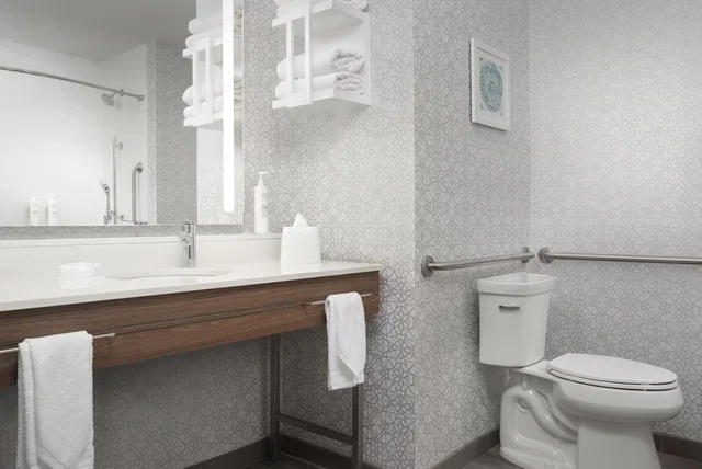 غرفة بسرير كينج بحوض استحمام لذوي الإعاقة، Hampton Inn and Suites Naples South FL 3/6