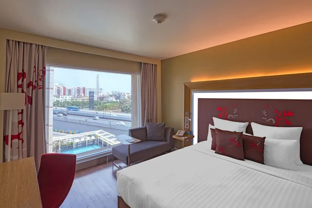 غرفة بريميير بسرير كينج، Novotel Bengaluru Outer Ring Road (ex Novotel Bengaluru Techpark) 1/10