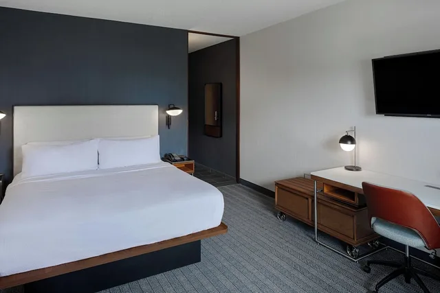 غرفة بسرير كينج، Courtyard by Marriott Dayton South 1/9