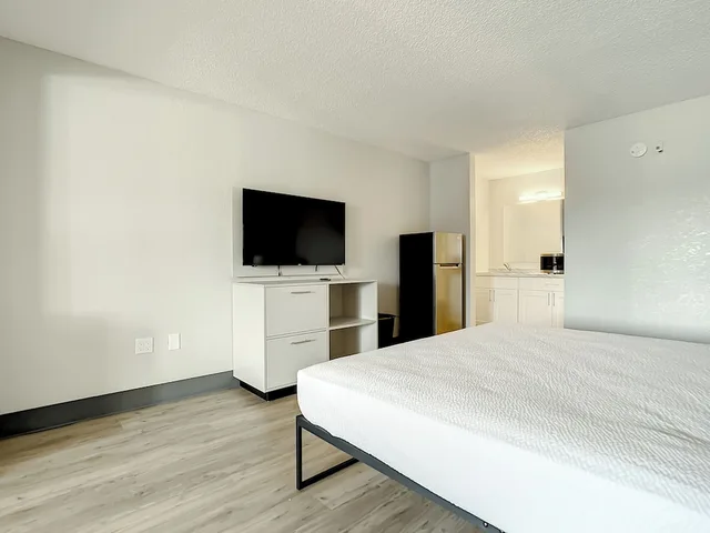 غرفة بريميوم مفردة بسرير كينج، Stayable Suites Kissimmee West 2/3