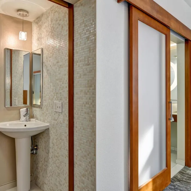 جناح بسريرين كوين بحوض استحمام لذوي الإعاقة، Springhill Suites by Marriott Midtown Cincinnati 3/4