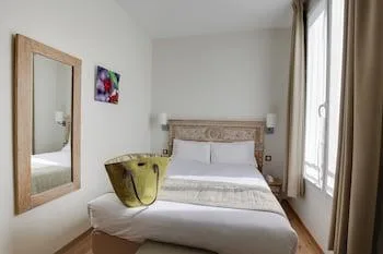 Adjoining, 3 Beds، Hotel Du Printemps 2/3
