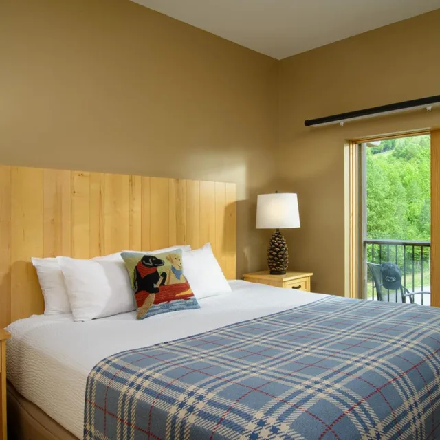 Standard, Double Bed, Burke Mountain Hotel and Conference Center 1/2
