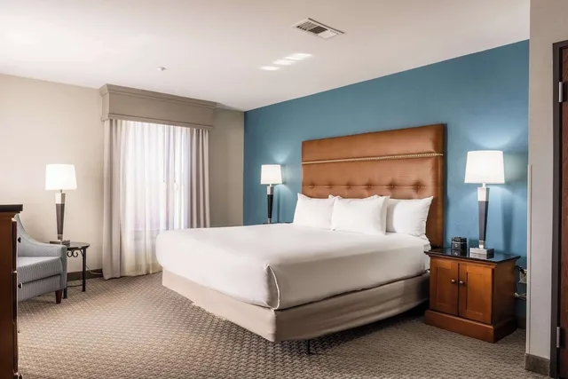 جناح بسرير كينج بغرفتين مع أريكة لذوي الإعاقة، Drury Plaza Hotel Broadview Wichita 1/4