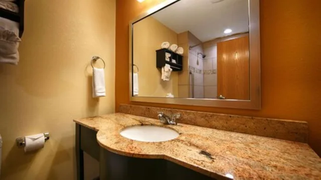 جناح بسرير كينج بغرفة نوم واحدة مع أريكة بمطبخ، Best Western Plus Whitewater Inn 2/2