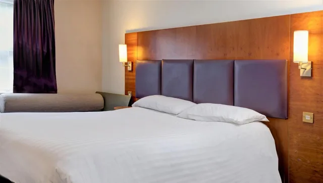 غرفة بسرير مزدوج بحوض استحمام لذوي الإعاقة، Milestone Peterborough Hotel A1M, Sure Hotel Collection 2/6