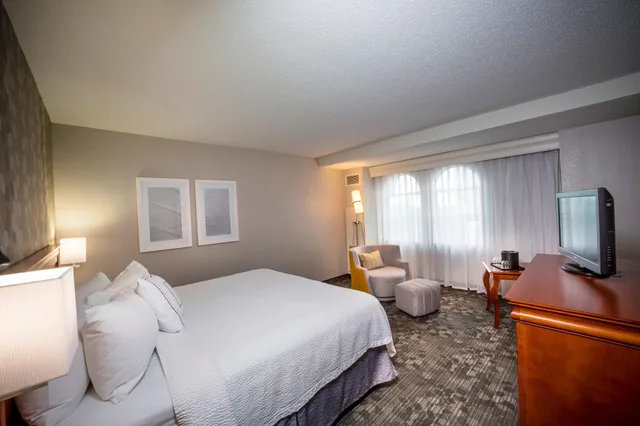 غرفة بسرير كينج مع أريكة، Courtyard by Marriott Norfolk Downtown 2/3