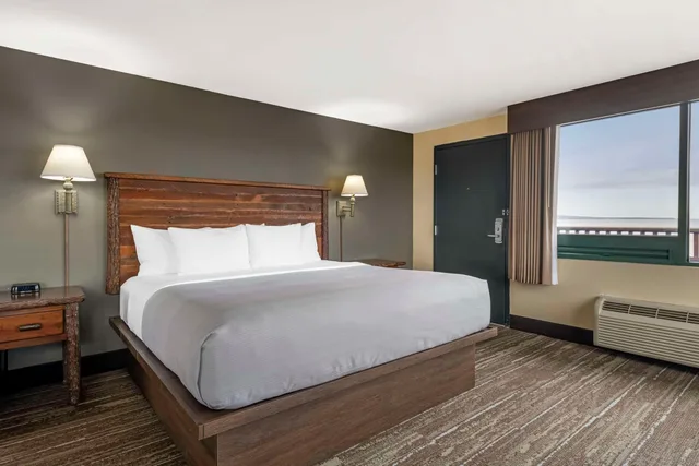 Suite, King Bed, Quality Inn Ashland Lake Superior 1/2