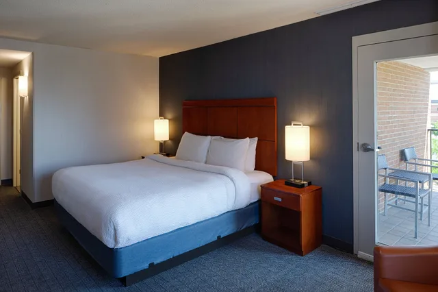 غرفة بسرير كينج بشرفة، Courtyard By Marriott Springfield Downtown 2/4