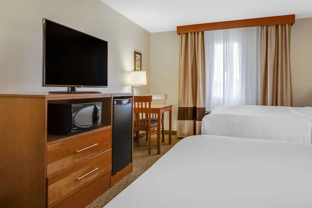 غرفة بسريرين كوين يُسمح فيها بالحيوانات الأليفة في الطابق الأرضي، Comfort Inn Millersburg, OH 5/9