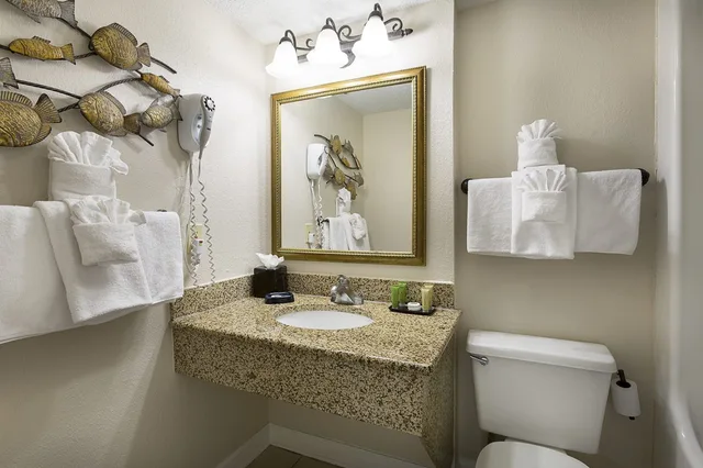 Efficiency, Tower, King Bed, Ocean Front, Kitchen، Sea Crest Oceanfront Resort 7/9