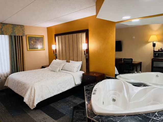 جناح بسرير كينج بجاكوزي، Hotel M Mount Pocono 7/10
