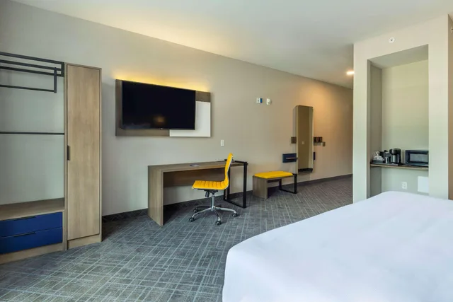 Efficiency, Suite, King Bed، Comfort Inn and Suites Kingston ON 5/7