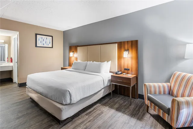 Room, King Bed, SureStay Hotel by Best Western Helen Downtown 3/4