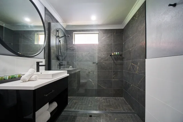جناح بسرير كينج بمطبخ صغير، COUNTRY COMFORT ARMIDALE 2/2