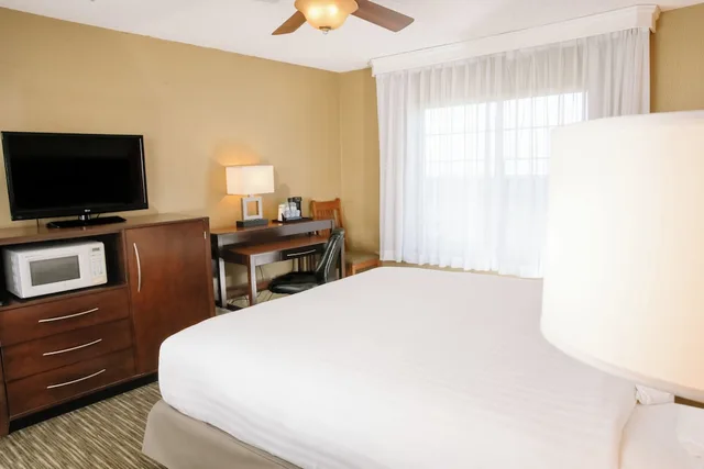 غرفة قياسية بسرير كينج مع أريكة، Cavalier Oceanfront Resort 3/6