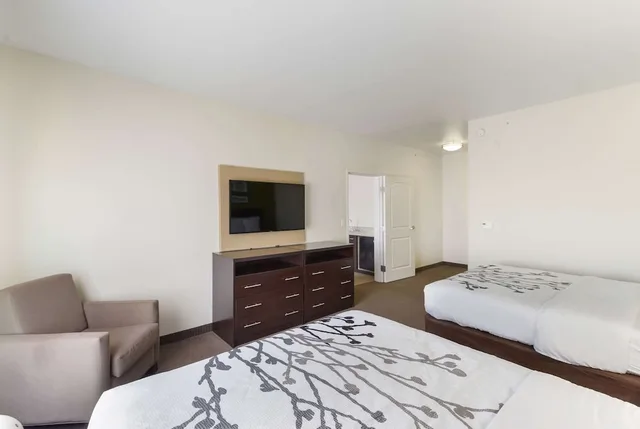 جناح تنفيذي بسريرين كوين مع أريكة، Sleep Inn and Suites Midland West 2/3