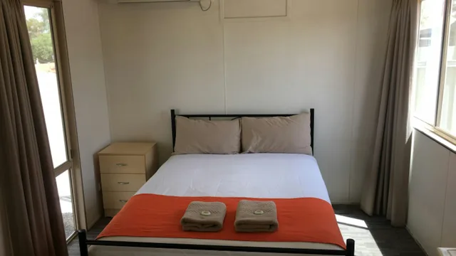كابينة بسرير كوين، Broken Hill Tourist Park 1/2