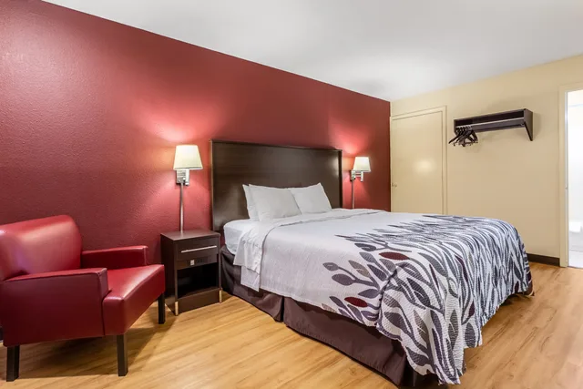 غرفة سوبيريور بسرير كينج، Red Roof Inn Scottsburg 2/4