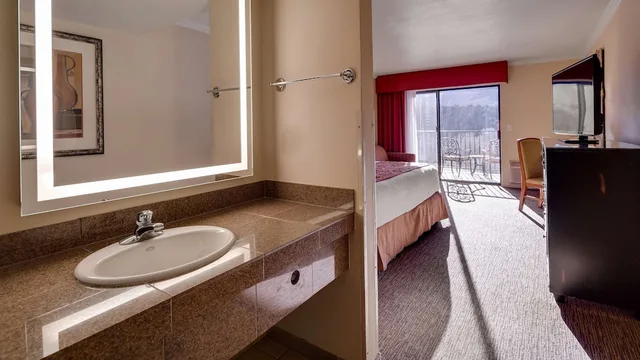 غرفة قياسية بسرير كينج مع أريكة، Best Western Plus Arroyo Roble Hotel & Creekside Villas 9/10