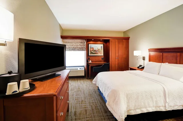 غرفة بسرير كينج مع أريكة، Hampton Inn St. Louis - Westport 3/9