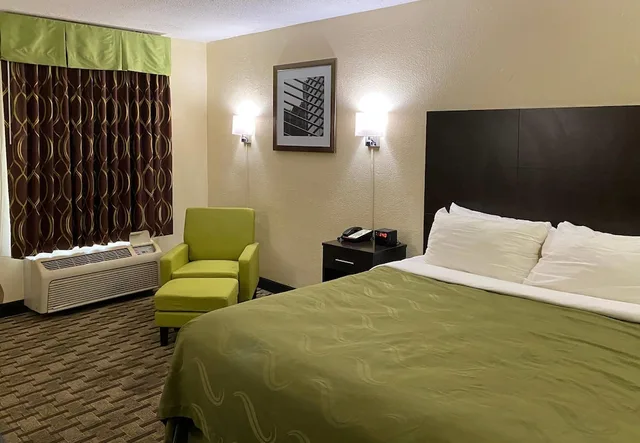 غرفة بزنس بسرير كينج، Quality Inn Elizabeth City near University 6/9