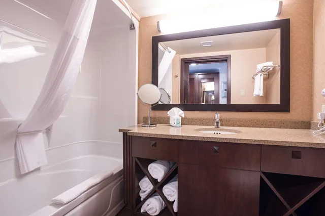 Room, 2 Queen Beds, Quality Inn and Suites Val d Or, QC 9/9